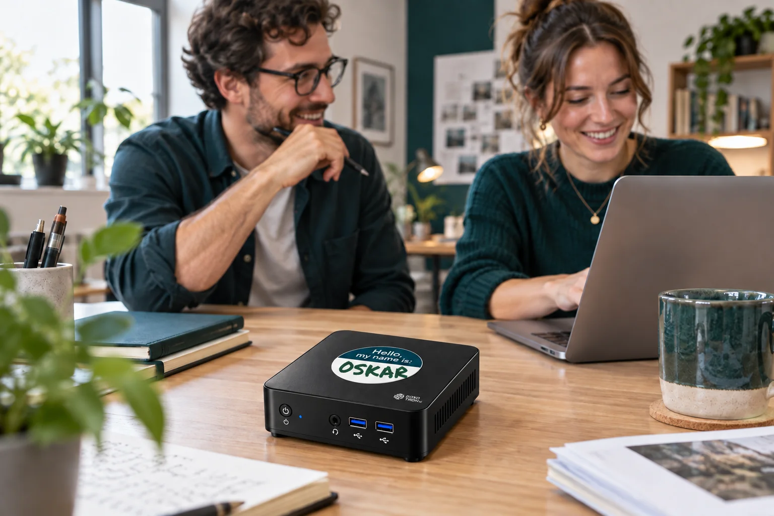 Boxotron im Büro eines Teams, mit Oskar in grüner Filzstiftschrift beschriftet