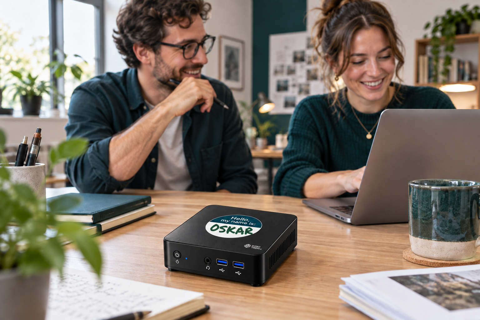 Boxotron nell’ufficio di un piccolo team, con il nome Oskar a pennarello verde